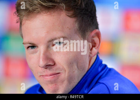 26. November 2018, Baden-Württemberg, Sinsheim: Fußball: Champions League, 1899 Hoffenheim - Schachtjor Donezk, Pressekonferenz. Der Hoffenheimer coach Julian Nagelsmann lächelt. Foto: Uwe Anspach/dpa Stockfoto