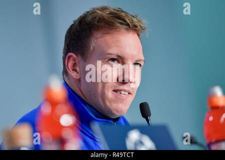 26. November 2018, Baden-Württemberg, Sinsheim: Fußball: Champions League, 1899 Hoffenheim - Schachtjor Donezk, Pressekonferenz. Der Hoffenheimer coach Julian Nagelsmann lächelt. Foto: Uwe Anspach/dpa Stockfoto