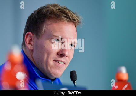 26. November 2018, Baden-Württemberg, Sinsheim: Fußball: Champions League, 1899 Hoffenheim - Schachtjor Donezk, Pressekonferenz. Der Hoffenheimer coach Julian Nagelsmann lächelt. Foto: Uwe Anspach/dpa Stockfoto