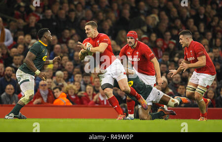 Fürstentum Stadium, Cardiff, UK. 24 Nov, 2018. Rugby Union, Herbst internationale Reihe, Wales gegen Südafrika; George Norden von Wales wird angepackt: Aktion plus Sport/Alamy leben Nachrichten Stockfoto