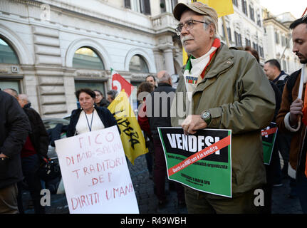 Foto Fabio Cimaglia/LaPresse 26-11-2018 Roma Politica Piazza Santi Apostoli. Presidio contro il DL Sicurezza Nella foto Il Presidio Foto Fabio Cimaglia/LaPresse 26-11-2018 Roma (Italien) Politik Piazza Santi Apostoli. Sitzen In gegen DL zur Sicherheit In der Pic die in Sit Stockfoto