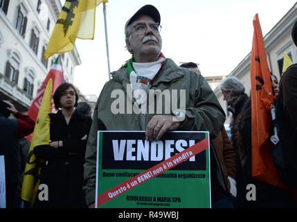 Foto Fabio Cimaglia/LaPresse 26-11-2018 Roma Politica Piazza Santi Apostoli. Presidio contro il DL Sicurezza Nella foto Il Presidio Foto Fabio Cimaglia/LaPresse 26-11-2018 Roma (Italien) Politik Piazza Santi Apostoli. Sitzen In gegen DL zur Sicherheit In der Pic die in Sit Stockfoto