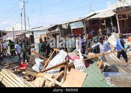 Nairobi, Somalia. 26 Nov, 2018. Somalischen Sicherheitskräfte sammeln an der Szene von einer Autobombe in Mogadischu, der Hauptstadt Somalias, November 26, 2018. Mindestens 10 Menschen wurden getötet und sechs andere bei der Explosion einer Autobombe verletzt in einem belebten Markt in der Hauptstadt Mogadischu Wadajir Bezirk, Polizei und Zeugen, sagte Montag. Credit: Faisal Isse/Xinhua/Alamy leben Nachrichten Stockfoto