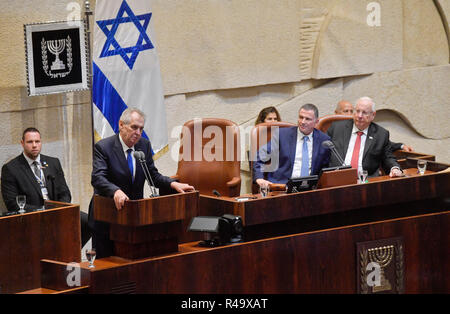 Der Tschechischen Republik Präsident Milos Zeman (2. von links) spricht in der Knesset, der aus einer Kammer bestehenden nationalen Gesetzgeber in Israel, in Jerusalem, Israel, am 26. November 2018. Auf der rechten Seite zu sehen ist der israelische Präsident Reuven Rivlin (rechts) und der Präsident der Knesset Yuli-Yoel Edelstein (2. von rechts). (CTK Photo/Vit Simanek) Stockfoto