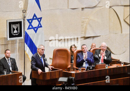 Der Tschechischen Republik Präsident Milos Zeman (2. von links) spricht in der Knesset, der aus einer Kammer bestehenden nationalen Gesetzgeber in Israel, in Jerusalem, Israel, am 26. November 2018. Auf der rechten Seite zu sehen ist der israelische Präsident Reuven Rivlin (rechts) und der Präsident der Knesset Yuli-Yoel Edelstein (2. von rechts). (CTK Photo/Vit Simanek) Stockfoto