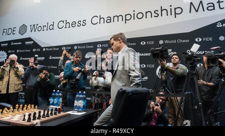 London, Großbritannien. 26. November 2018. Magnus Carlsen aus Norwegen kommt gegen Fabiano Caruana der Vereinigten Staaten im 12 Spiel der World Chess Championship statt, an der Hochschule in Holborn zu konkurrieren. Die 12 Spiel ist derzeit gebunden, nachdem 11 zieht. Credit: Stephen Chung/Alamy leben Nachrichten Stockfoto