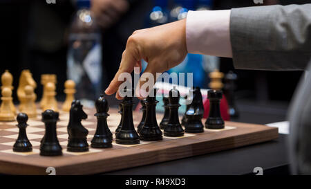 London, Großbritannien. 26. November 2018. Magnus Carlsen aus Norwegen spielt eine Bewegung gegen Fabiano Caruana der Vereinigten Staaten im 12 Spiel der World Chess Championship statt, an der Hochschule in Holborn. Die 12 Spiel ist derzeit gebunden, nachdem 11 zieht. Credit: Stephen Chung/Alamy leben Nachrichten Stockfoto