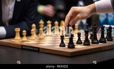 London, Großbritannien. 26. November 2018. Magnus Carlsen aus Norwegen spielt eine Bewegung gegen Fabiano Caruana der Vereinigten Staaten im 12 Spiel der World Chess Championship statt, an der Hochschule in Holborn. Die 12 Spiel ist derzeit gebunden, nachdem 11 zieht. Credit: Stephen Chung/Alamy leben Nachrichten Stockfoto