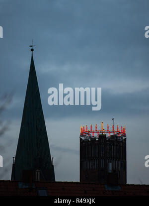 26. November 2018, Niedersachsen, Lüneburg: Die so genannte Wichernkranz scheint auf den 56 Meter hohen Wasserturm der Stadt. Die Wichernkranz ist einer der größten Adventskranz in Europa mit einem Durchmesser von 13 Metern und wird auf dem alten Wasserturm der Hansestadt bis 6. Januar. Foto: Philipp Schulze/dpa Stockfoto