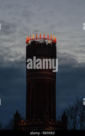 26. November 2018, Niedersachsen, Lüneburg: Die so genannte Wichernkranz scheint auf den 56 Meter hohen Wasserturm der Stadt. Die Wichernkranz ist einer der größten Adventskranz in Europa mit einem Durchmesser von 13 Metern und wird auf dem alten Wasserturm der Hansestadt bis 6. Januar. Foto: Philipp Schulze/dpa Stockfoto