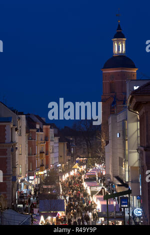 Berlin, Deutschland. 26 Nov, 2018. Die Stände und Fahrgeschäfte auf dem Weihnachtsmarkt in die Carl-Schurz-Straße in der Altstadt von Spandau in die Richtung der Nikolaikirche. Credit: Soeren Stache/dpa/Alamy leben Nachrichten Stockfoto