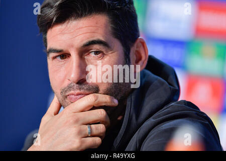 26. November 2018, Baden-Wuerttemberg, Zuzenhausen: Fußball: Champions League, 1899 Hoffenheim - Schachtjor Donezk, Pressekonferenz. Paulo Fonseca, Trainer von Schachtjor Donezk, gestikulierte. Foto: Uwe Anspach/dpa Stockfoto