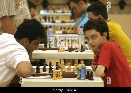 Datei PICS: Fabiano Caruana, die in der Londoner World Chess Championship 2018 spielt. Fabiano Caruana (rechts im Vordergrund) spielen Schach Open 2006 Andorra (Andorra la Vella) im Juli 11, 2006. Fabiano Caruana (30. Juli 1992 geboren) war 13 Jahre alt. Ein Jahr später wurde er der jüngste Großmeister in der Geschichte sowohl in Italien und den Vereinigten Staaten (in der Zeit). Credit: Joan Pla Vivoles/Alamy leben Nachrichten Stockfoto