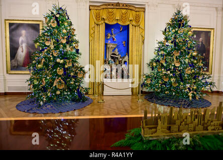 Die 2018 Weißes Haus Weihnachtsschmuck, mit dem Thema "Amerikanische Schätze", die persönlich von der ersten Dame Melania Trump ausgewählt wurden, sind für die Presse in Washington, DC am Montag, 26. November 2018 in der Voranzeige dargestellt. Das Weiße Haus Kinderkrippe, die für fünfzig angezeigt wurde Jahre im Osten. Es wird von zwei Bäume und die Porträts von Martha Washington flankiert, Links, und George Washington, nach rechts. Credit: Ron Sachs/CNP/MediaPunch Stockfoto