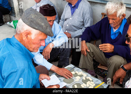 Senioren Domino spielen, Tirana, Albanien Stockfoto