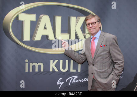 Thorsten Laussch, Sprechen im Kult Eiscafé, Hamburg, 17.04.2016 Stockfoto