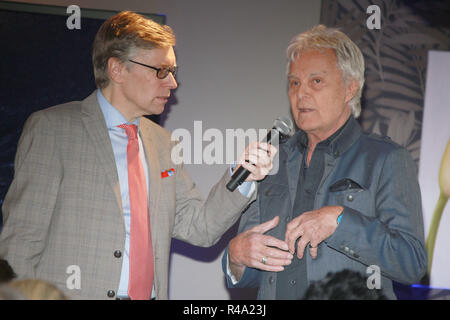 Thorsten Laussch, Folker Bohnet, Sprechen im Kult Eiscafé, Hamburg, 17.04.2016 Stockfoto