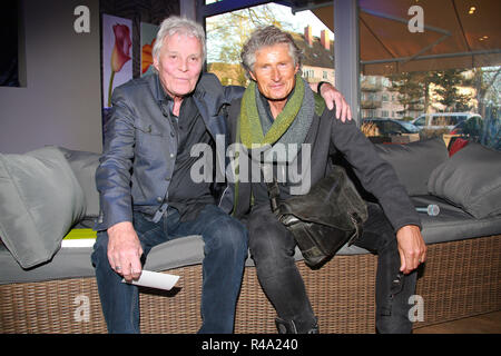 Folker Bohnet mit Alexander Alexy, Sprechen im Kult Eiscafé, Hamburg, 17.04.2016 Stockfoto