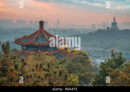 Beihai Park ist einen Kaiserlichen Garten im Nordwesten der Verbotenen Stadt in Peking. Stockfoto