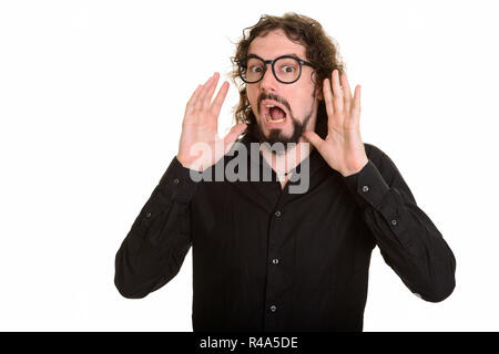 Stattlichen kaukasischen Mann überrascht mit erhobenen Armen Stockfoto