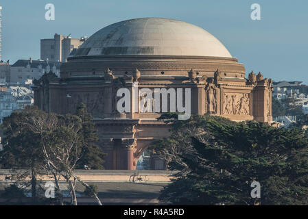 Der Palast der Schönen Künste Theater in San Francisco von Golden Gate Meerenge vom Boot aus gesehen. Stockfoto