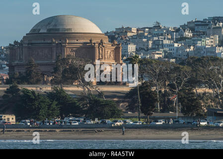 Der Palast der Schönen Künste Theater in San Francisco von Golden Gate Meerenge vom Boot aus gesehen. Stockfoto