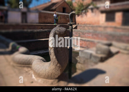 Naga Schlange Pokhari (Teich) im Palast der 55 Fenster in der Durbar Square Bhaktapur, Nepal Stockfoto