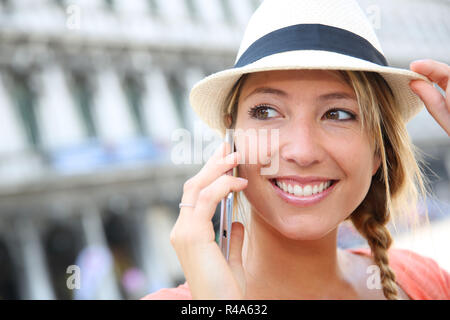 Portrait von schönen Mädchen Gespräch am Handy Stockfoto