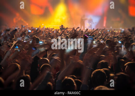 Menschen auf dem Konzert mit dem Phones schießen die Show Stockfoto
