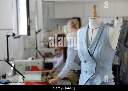 Nahaufnahme auf Mannequin in schneidern Zimmer Stockfoto