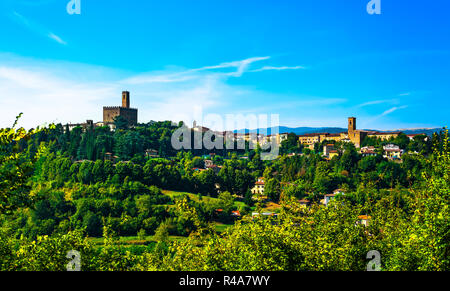 Poppi mittelalterlichen Dorf und Schloss Panoramablick. Casentino Arezzo, Toskana Italien Europa. Stockfoto