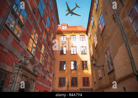 Das Flugzeug fliegt über die Häuser der Stadt über Stockholm. Schweden. Stockfoto