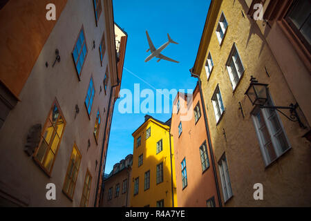 Das Flugzeug fliegt über die Häuser der Stadt über Stockholm. Schweden. Stockfoto