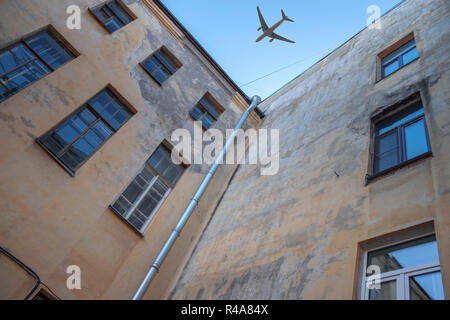 Das Flugzeug fliegt über die Häuser der Stadt St. Petersburg. Russland. Stockfoto