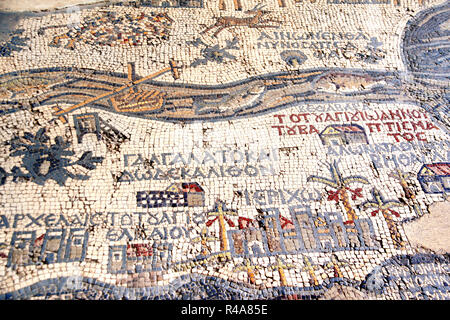 Fragment der antiken, byzantinischen Mosaik mit Karte des Heiligen Landes auf dem Boden von Madaba St George Church, Jordanien, Naher Osten Stockfoto