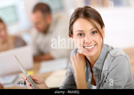 Junge Frau mit Tablette in Business Training Stockfoto