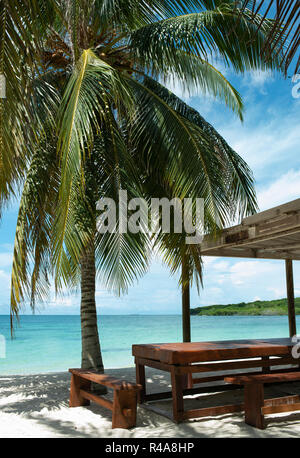 Pavillon, Palmen und reinem Wasser. Die malerische Playa Azul ist eine unbewohnte Beach auf einer privaten Insel in der Nähe von Isla Barú. Cartagena de Indias, Kolumbien Stockfoto