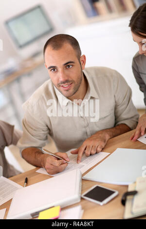 Portrait des jungen Mannes ausfüllen Antragsformular Stockfoto