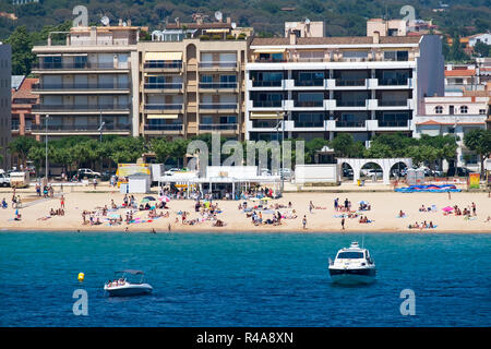 Strand und Hotels Apartments in Palamos an der Costa Brava, Girona, Katalonien, Spanien. Stockfoto