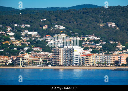 Strand und Hotels Apartments in Palamos an der Costa Brava, Girona, Katalonien, Spanien. Stockfoto