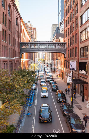 West 15. Straße skybridge oder Sky Brücke von der High Line, Chelsea Market, Chelsea, Manhattan, New York City, Vereinigte Staaten von Amerika fotografiert. Stockfoto