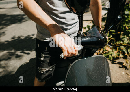 Der Tourist wird einen Elektroroller zu verwenden. Close-up Hand. Beliebte Fahrzeug in Berlin in Deutschland. Stockfoto