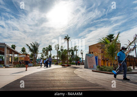 Dubai, Vereinigte Arabische Emirate - November 24, 2018: La Mer Strand Wandergebiet mit zahlreichen Restaurants/Bars einen berühmten Reisen vor Ort in Dubai Stockfoto