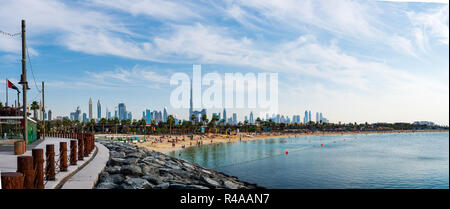 Dubai, Vereinigte Arabische Emirate - November 24, 2018: Panoramablick auf Dubai Downtown von La Mer Strand, einem berühmten Reisen vor Ort in Dubai Stockfoto