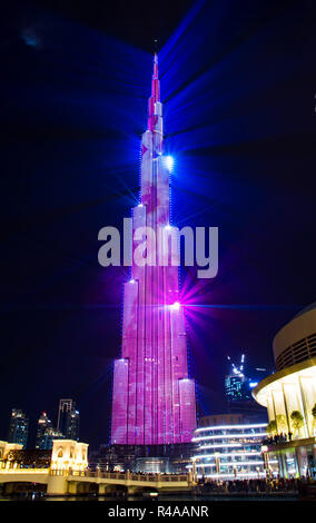 Dubai, Vereinigte Arabische Emirate - 24. Februar 2018: Lasershow auf Burj Khalifa in Dubai Mall angezeigt, für Urlaub und Veranstaltungen zieht viele Touristen d Stockfoto