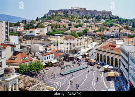 Ein Teil der alten Stadt Athen. Monastiraki Platz und die Akropolis. Stockfoto