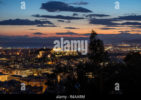 Sonnenuntergang geschossen von Athen, Griechenland von oben. In der Mitte der Hügel der Akropolis. Stockfoto