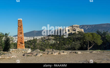 Die Akropolis in Athen, von der antiken Monument der Demokratie, Pnyka gesehen. Stockfoto