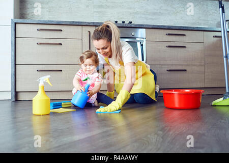 Mutter und Baby sind Reinigung des Hauses Stockfoto