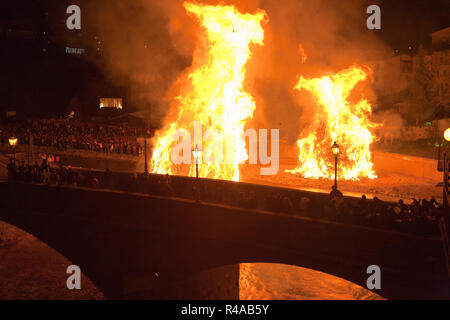 Heuballen in Brand, Festival der Lagerfeuer, Rocca San Casciano, Emilia Romagna, Italien, Europa Stockfoto